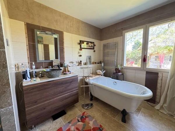 PESSAC , maison individuelle de plain pied 180m² avec 4 chambres, jardin et garage