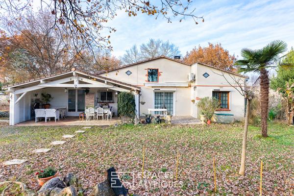 Villa familiale avec espace professionnel dans son environnement boisé