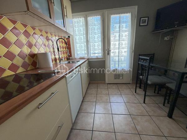 A proximité de commerces, à 5 mn de la gare, venez visiter cet appartement bien isolé avec balcon !
Vous disposez tout d'abord d'une belle entrée, une cuisine équipée ouverte sur un balcon, une pièce de vie, 3 chambres, salle de bains, buanderie, wc indépendants.
Une cave complète ce bien.
Un garage peut être loué. 
A visiter sans tarder ! Vidéo sur demande.