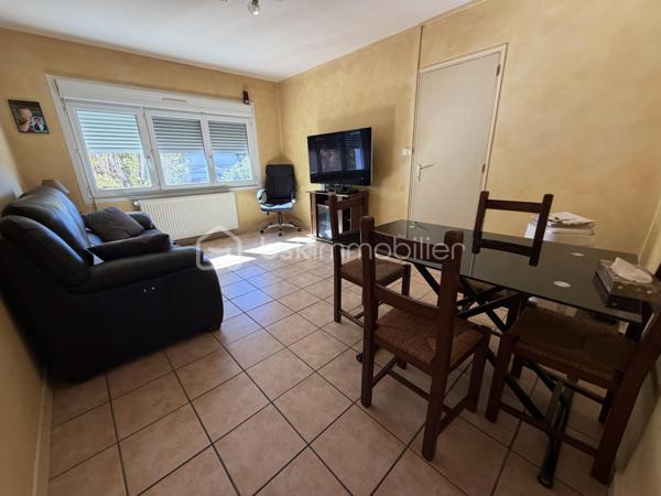 A proximité de commerces, à 5 mn de la gare, venez visiter cet appartement bien isolé avec balcon !
Vous disposez tout d'abord d'une belle entrée, une cuisine équipée ouverte sur un balcon, une pièce de vie, 3 chambres, salle de bains, buanderie, wc indépendants.
Une cave complète ce bien.
Un garage peut être loué. 
A visiter sans tarder ! Vidéo sur demande.