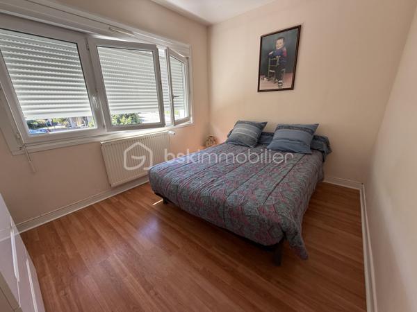A proximité de commerces, à 5 mn de la gare, venez visiter cet appartement bien isolé avec balcon !
Vous disposez tout d'abord d'une belle entrée, une cuisine équipée ouverte sur un balcon, une pièce de vie, 3 chambres, salle de bains, buanderie, wc indépendants.
Une cave complète ce bien.
Un garage peut être loué. 
A visiter sans tarder ! Vidéo sur demande.