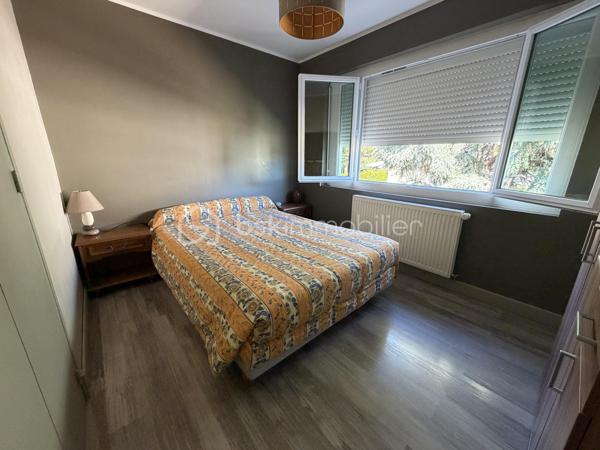 A proximité de commerces, à 5 mn de la gare, venez visiter cet appartement bien isolé avec balcon !
Vous disposez tout d'abord d'une belle entrée, une cuisine équipée ouverte sur un balcon, une pièce de vie, 3 chambres, salle de bains, buanderie, wc indépendants.
Une cave complète ce bien.
Un garage peut être loué. 
A visiter sans tarder ! Vidéo sur demande.