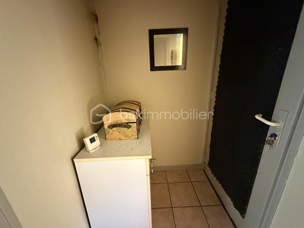 A proximité de commerces, à 5 mn de la gare, venez visiter cet appartement bien isolé avec balcon !
Vous disposez tout d'abord d'une belle entrée, une cuisine équipée ouverte sur un balcon, une pièce de vie, 3 chambres, salle de bains, buanderie, wc indépendants.
Une cave complète ce bien.
Un garage peut être loué. 
A visiter sans tarder ! Vidéo sur demande.