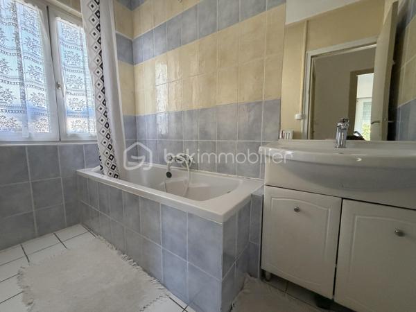 A proximité de commerces, à 5 mn de la gare, venez visiter cet appartement bien isolé avec balcon !
Vous disposez tout d'abord d'une belle entrée, une cuisine équipée ouverte sur un balcon, une pièce de vie, 3 chambres, salle de bains, buanderie, wc indépendants.
Une cave complète ce bien.
Un garage peut être loué. 
A visiter sans tarder ! Vidéo sur demande.