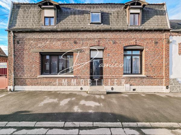 Maison semi-individuelle à escaudœuvres avec double accès, grands volumes et fort potentiel