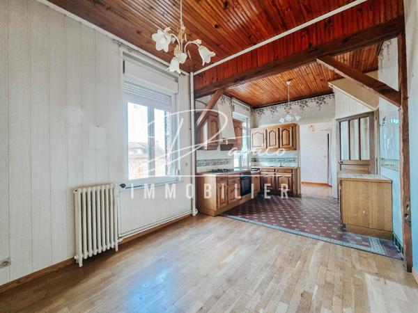 Maison semi-individuelle à escaudœuvres avec double accès, grands volumes et fort potentiel