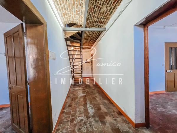 Maison semi-individuelle à escaudœuvres avec double accès, grands volumes et fort potentiel
