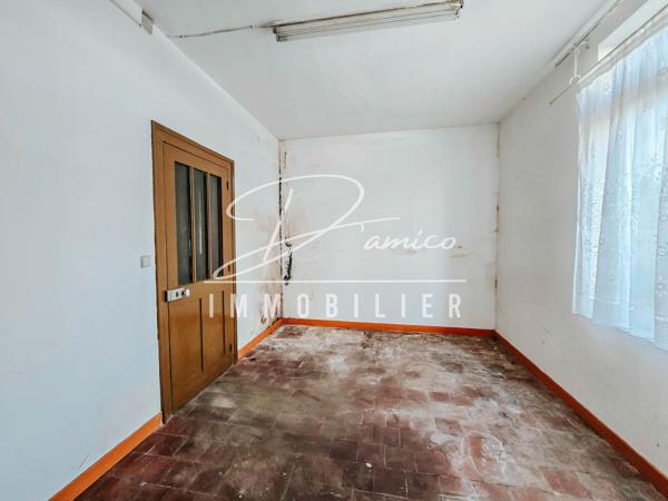 Maison semi-individuelle à escaudœuvres avec double accès, grands volumes et fort potentiel