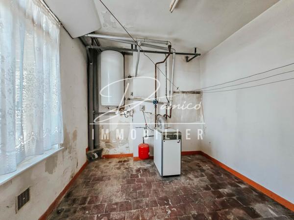Maison semi-individuelle à escaudœuvres avec double accès, grands volumes et fort potentiel