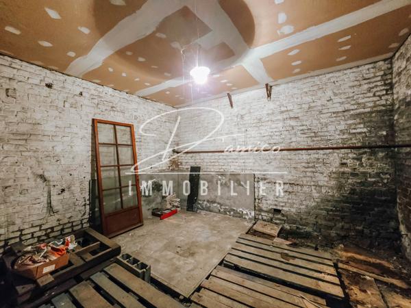 Maison semi-individuelle à escaudœuvres avec double accès, grands volumes et fort potentiel