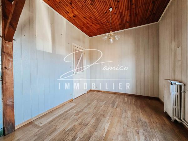 Maison semi-individuelle à escaudœuvres avec double accès, grands volumes et fort potentiel