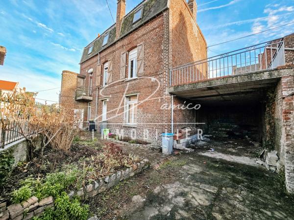 Maison semi-individuelle à escaudœuvres avec double accès, grands volumes et fort potentiel