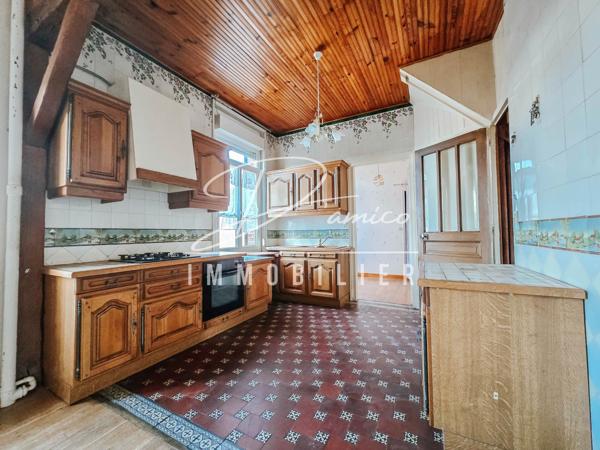 Maison semi-individuelle à escaudœuvres avec double accès, grands volumes et fort potentiel