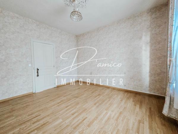 Maison semi-individuelle à escaudœuvres avec double accès, grands volumes et fort potentiel