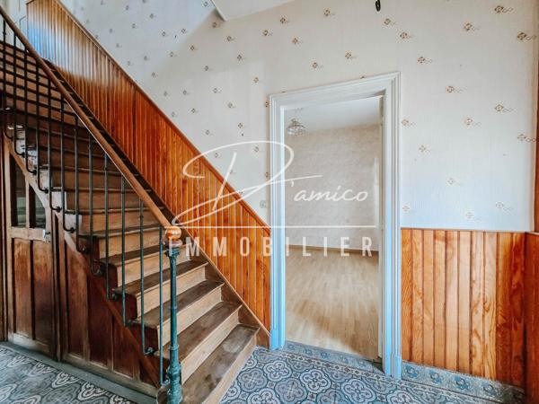 Maison semi-individuelle à escaudœuvres avec double accès, grands volumes et fort potentiel