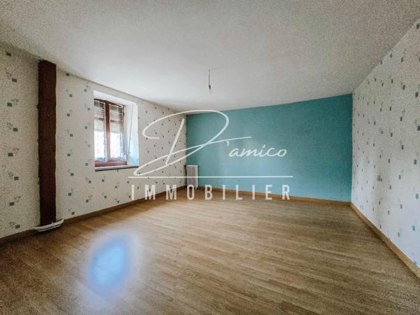 Maison semi-individuelle à escaudœuvres avec double accès, grands volumes et fort potentiel