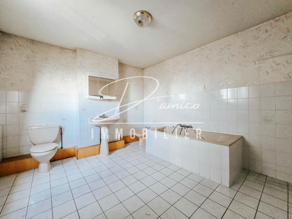 Maison semi-individuelle à escaudœuvres avec double accès, grands volumes et fort potentiel