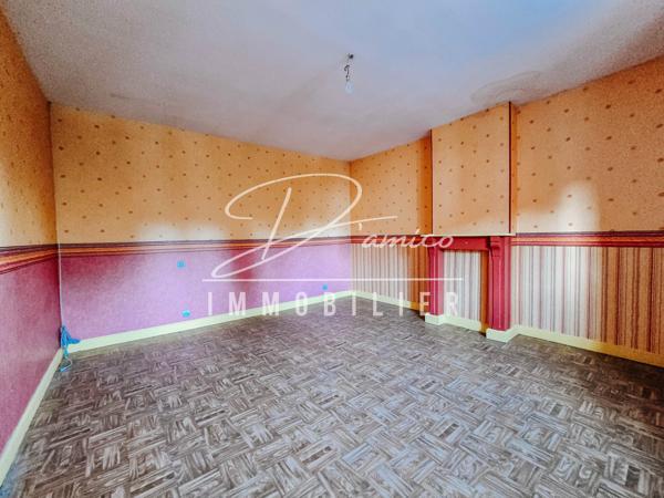 Maison semi-individuelle à escaudœuvres avec double accès, grands volumes et fort potentiel