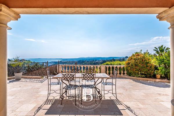 Cagnes-sur-Mer, Villa 5 Chambres -  330 m² à vendre