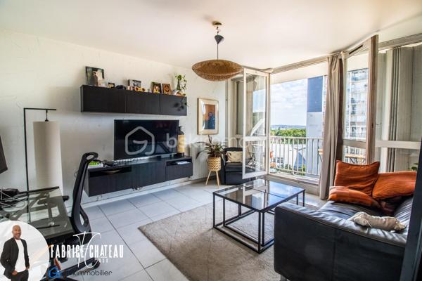 Découvrez ce charmant 2 pièces de 50 m² environ, idéalement situé à Montigny-lès-Cormeilles, à proximité des commerces, des transports et des commodités.

Situé au 10ᵉ étage avec ascenseur d’une résidence bien entretenue, l’appartement se compose d’une agréable pièce de vie lumineuse ouvrant sur un balcon, d’une cuisine indépendante spacieuse, d’une chambre, d’une salle de bains, de WC séparés ainsi que d’un cellier, offrant un espace de rangement pratique au quotidien.

Une place de parking privative complète ce bien.

Les atouts :

* Balcon
* Cuisine fermée et spacieuse
* Cellier
* WC séparés
* Place de parking
* Proche des commerces, écoles et transports

À visiter sans tarder !