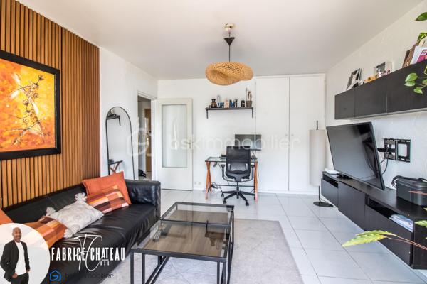 Découvrez ce charmant 2 pièces de 50 m² environ, idéalement situé à Montigny-lès-Cormeilles, à proximité des commerces, des transports et des commodités.

Situé au 10ᵉ étage avec ascenseur d’une résidence bien entretenue, l’appartement se compose d’une agréable pièce de vie lumineuse ouvrant sur un balcon, d’une cuisine indépendante spacieuse, d’une chambre, d’une salle de bains, de WC séparés ainsi que d’un cellier, offrant un espace de rangement pratique au quotidien.

Une place de parking privative complète ce bien.

Les atouts :

* Balcon
* Cuisine fermée et spacieuse
* Cellier
* WC séparés
* Place de parking
* Proche des commerces, écoles et transports

À visiter sans tarder !