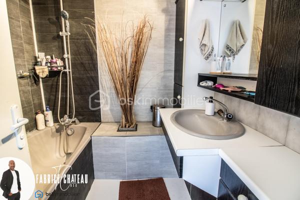 Découvrez ce charmant 2 pièces de 50 m² environ, idéalement situé à Montigny-lès-Cormeilles, à proximité des commerces, des transports et des commodités.

Situé au 10ᵉ étage avec ascenseur d’une résidence bien entretenue, l’appartement se compose d’une agréable pièce de vie lumineuse ouvrant sur un balcon, d’une cuisine indépendante spacieuse, d’une chambre, d’une salle de bains, de WC séparés ainsi que d’un cellier, offrant un espace de rangement pratique au quotidien.

Une place de parking privative complète ce bien.

Les atouts :

* Balcon
* Cuisine fermée et spacieuse
* Cellier
* WC séparés
* Place de parking
* Proche des commerces, écoles et transports

À visiter sans tarder !