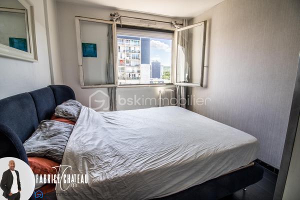 Découvrez ce charmant 2 pièces de 50 m² environ, idéalement situé à Montigny-lès-Cormeilles, à proximité des commerces, des transports et des commodités.

Situé au 10ᵉ étage avec ascenseur d’une résidence bien entretenue, l’appartement se compose d’une agréable pièce de vie lumineuse ouvrant sur un balcon, d’une cuisine indépendante spacieuse, d’une chambre, d’une salle de bains, de WC séparés ainsi que d’un cellier, offrant un espace de rangement pratique au quotidien.

Une place de parking privative complète ce bien.

Les atouts :

* Balcon
* Cuisine fermée et spacieuse
* Cellier
* WC séparés
* Place de parking
* Proche des commerces, écoles et transports

À visiter sans tarder !