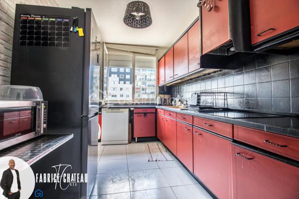 Découvrez ce charmant 2 pièces de 50 m² environ, idéalement situé à Montigny-lès-Cormeilles, à proximité des commerces, des transports et des commodités.

Situé au 10ᵉ étage avec ascenseur d’une résidence bien entretenue, l’appartement se compose d’une agréable pièce de vie lumineuse ouvrant sur un balcon, d’une cuisine indépendante spacieuse, d’une chambre, d’une salle de bains, de WC séparés ainsi que d’un cellier, offrant un espace de rangement pratique au quotidien.

Une place de parking privative complète ce bien.

Les atouts :

* Balcon
* Cuisine fermée et spacieuse
* Cellier
* WC séparés
* Place de parking
* Proche des commerces, écoles et transports

À visiter sans tarder !