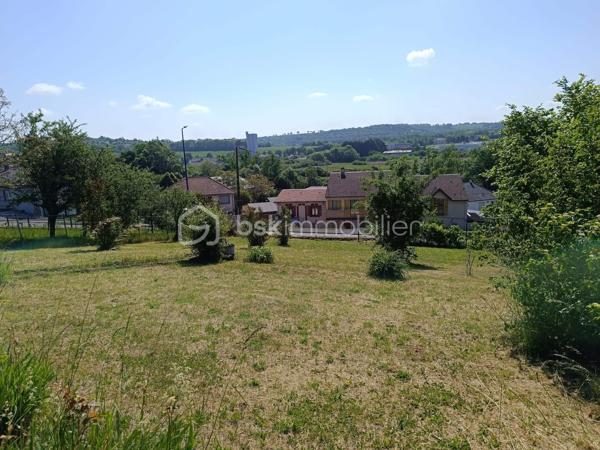 🌳 Terrain constructible de 884 m² – Cadre calme et vue dégagée
Vous souhaitez construire votre future maison dans un environnement agréable et paisible ?
Découvrez cette belle parcelle constructible de 884 m², bénéficiant d’une vue dégagée et d’un cadre calme et agréable.
Le terrain n’est pas viabilisé, mais bénéficie d’un atout intéressant : le réseau d’eau est déjà présent sur la parcelle et les autres réseaux (électricité, assainissement…) se trouvent à proximité immédiate.
Cette parcelle offre la possibilité de réaliser votre projet de maison individuelle, selon vos envies et les règles d’urbanisme en vigueur.
📍 Vous apprécierez également sa proximité avec les commodités : commerces, médecins, hôpital, écoles, collège, lycée agricole, équipements sportifs…
Un terrain offrant un beau potentiel pour concrétiser votre projet de construction.
👉 Une visite s’impose pour découvrir son environnement et apprécier pleinement son potentiel !
📞 N’hésitez pas à me contacter pour plus d’informations ou pour organiser une visite