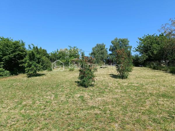 🌳 Terrain constructible de 884 m² – Cadre calme et vue dégagée
Vous souhaitez construire votre future maison dans un environnement agréable et paisible ?
Découvrez cette belle parcelle constructible de 884 m², bénéficiant d’une vue dégagée et d’un cadre calme et agréable.
Le terrain n’est pas viabilisé, mais bénéficie d’un atout intéressant : le réseau d’eau est déjà présent sur la parcelle et les autres réseaux (électricité, assainissement…) se trouvent à proximité immédiate.
Cette parcelle offre la possibilité de réaliser votre projet de maison individuelle, selon vos envies et les règles d’urbanisme en vigueur.
📍 Vous apprécierez également sa proximité avec les commodités : commerces, médecins, hôpital, écoles, collège, lycée agricole, équipements sportifs…
Un terrain offrant un beau potentiel pour concrétiser votre projet de construction.
👉 Une visite s’impose pour découvrir son environnement et apprécier pleinement son potentiel !
📞 N’hésitez pas à me contacter pour plus d’informations ou pour organiser une visite