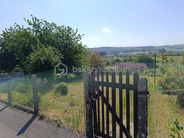 🌳 Terrain constructible de 884 m² – Cadre calme et vue dégagée
Vous souhaitez construire votre future maison dans un environnement agréable et paisible ?
Découvrez cette belle parcelle constructible de 884 m², bénéficiant d’une vue dégagée et d’un cadre calme et agréable.
Le terrain n’est pas viabilisé, mais bénéficie d’un atout intéressant : le réseau d’eau est déjà présent sur la parcelle et les autres réseaux (électricité, assainissement…) se trouvent à proximité immédiate.
Cette parcelle offre la possibilité de réaliser votre projet de maison individuelle, selon vos envies et les règles d’urbanisme en vigueur.
📍 Vous apprécierez également sa proximité avec les commodités : commerces, médecins, hôpital, écoles, collège, lycée agricole, équipements sportifs…
Un terrain offrant un beau potentiel pour concrétiser votre projet de construction.
👉 Une visite s’impose pour découvrir son environnement et apprécier pleinement son potentiel !
📞 N’hésitez pas à me contacter pour plus d’informations ou pour organiser une visite