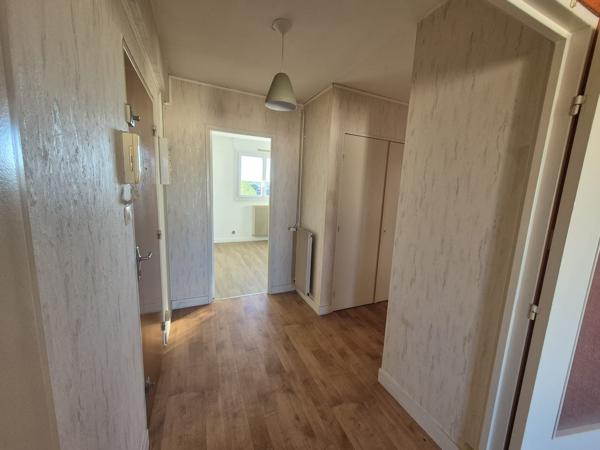 Appartement
         5 pièces
        - 82 m² 86 500 € *