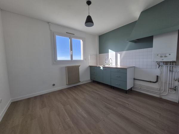 Appartement
         5 pièces
        - 82 m² 86 500 € *