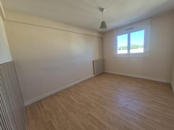Appartement
         5 pièces
        - 82 m² 86 500 € *