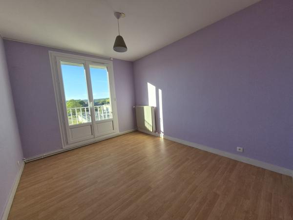 Appartement
         5 pièces
        - 82 m² 86 500 € *