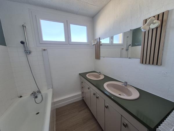 Appartement
         5 pièces
        - 82 m² 86 500 € *