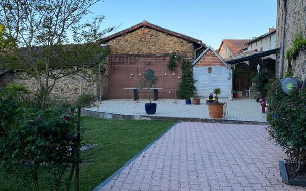 Maison à vendre    6 pièces •  Saint-Victurnien