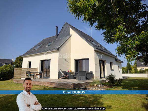 BRIEC / LESTONAN – LIMITE ERGUÉ-GABÉRIC – MAISON CONTEMPORAINE DE 2015 – 4 CHAMBRES DONT SUITE PARENTALE AU REZ-DE-CHAUSSÉE – TERRASSE EN IPÉ D’ENVIRON 40 M² – TERRAIN PAYSAGÉ D’ENVIRON 1 200 M² – GARAGE AVEC MEZZANINE – POMPE À CHALEUR – CHAUFFAGE AU SOL – PORTAIL ÉLECTRIQUE – VUE DÉGAGÉE SUR LA CAMPAGNE – DPE A.

**** Construction 2015 RT 2012 – 4 chambres – vie de plain-pied – terrasse en ipé – terrain paysagé – vue campagne – DPE A. ****

Gino DUPUY vous propose, sur le secteur de Briec / Lestonan, à proximité immédiate d’Ergué-Gabéric et à seulement quelques minutes de Quimper, cette maison contemporaine construite en 2015 selon la réglementation RT 2012.

Du premier rayon de soleil au dernier, cette maison profite d’une belle luminosité et d’un environnement verdoyant avec une vue dégagée sur la campagne.
Développant environ 120 m² au sol pour environ 106 m² Carrez, elle offre une distribution fonctionnelle permettant notamment une véritable vie de plain-pied.

**Au rez-de-chaussée :**

L’entrée dessert une belle pièce de vie lumineuse, largement ouverte sur l’extérieur et donnant directement accès à une terrasse en bois exotique Ipé d’environ 40 m².
La cuisine aménagée et équipée s’intègre naturellement à cet espace convivial.
Le niveau accueille également une suite parentale avec salle d’eau, ainsi qu’un WC indépendant.
Un cellier et un garage avec mezzanine complètent cet espace.

**À l’étage :**

L’espace nuit se compose de trois chambres supplémentaires ainsi que d’une salle de bains avec WC.
La maison dispose ainsi de quatre chambres au total, avec une organisation adaptée aussi bien à une vie familiale qu’au télétravail ou à l’accueil d’invités.

**À l’extérieur :**

La maison est implantée sur un terrain clos, arboré et paysagé d’environ 1 200 m².
La terrasse en Ipé d’environ 40 m² prolonge agréablement la pièce de vie et permet de profiter pleinement de l’environnement et de la vue sur la campagne.
Une grande cour enrobée permet le stationnement de 5 à 6 véhicules.
L’accès à la propriété s’effectue par un portail coulissant électrique.

**Côté prestations :**

– Construction de 2015  
– Réglementation thermique RT 2012  
– Environ 120 m² au sol / 106 m² Carrez  
– 4 chambres dont une suite parentale au rez-de-chaussée  
– Cuisine aménagée et équipée  
– Pompe à chaleur Air-Eau
– Chauffage au sol  
– DPE A , Excellent !
– Garage avec mezzanine  
– Cellier  
– Terrasse en bois Ipé d’environ 40 m²  
– Terrain clos, arboré et paysagé d’environ 1 200 m²  
– Portail électrique  
– Stationnement pour 5 à 6 véhicules  
– Vue dégagée sur la campagne
– Assainissement individuel conforme
– Fibre optique
– Toiture ardoises naturelles, crochets inox

**Situation :**

Un emplacement intéressant permettant de conjuguer environnement résidentiel, rural et accessibilité :

– environ 10 minutes d’Ergué-Gabéric bourg
– environ 10 minutes de Briec bourg 
– environ 13 minutes de Quimper centre
– environ 7 minutes de l’accès à la voie express Brest / Lorient

Une maison contemporaine lumineuse, confortable et prête à vivre, bénéficiant d’un environnement agréable tout en restant rapidement connectée aux principaux axes et à Quimper.

PLANS CROQUIS EN FIN D'ANNONCE
Taxe foncière 1175€

- - - Visite uniquement sur rendez-vous - - -

Contact : Gino DUPUY - BSK Immobilier
Votre Conseiller Immobilier sur Quimper et alentours.
Avis de valeur OFFERT dans tout le Finistère Sud.

_________________________________________________

VENTE IMMOBILIÈRE – QUIMPER & Alentours
Échangeons sur votre projet, sans engagement, pour définir la meilleure stratégie de vente.

APPORTEURS D'AFFAIRES
Vous connaissez quelqu'un qui souhaite vendre ou acheter ? Un simple message suffit pour initier un contact, je m'occupe du reste.
Rémunération attractive.

COLLABORATION INTERCABINET
Discutons volontiers d'un partage de mandat ou d'un acheteur en recherche.
_________________________________________________

Honoraires charge vendeur : aucun frais d'agence pour vous.
Le prix affiché est votre prix final hors frais de notaire.