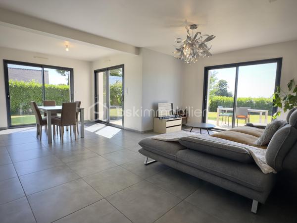 BRIEC / LESTONAN – LIMITE ERGUÉ-GABÉRIC – MAISON CONTEMPORAINE DE 2015 – 4 CHAMBRES DONT SUITE PARENTALE AU REZ-DE-CHAUSSÉE – TERRASSE EN IPÉ D’ENVIRON 40 M² – TERRAIN PAYSAGÉ D’ENVIRON 1 200 M² – GARAGE AVEC MEZZANINE – POMPE À CHALEUR – CHAUFFAGE AU SOL – PORTAIL ÉLECTRIQUE – VUE DÉGAGÉE SUR LA CAMPAGNE – DPE A.

**** Construction 2015 RT 2012 – 4 chambres – vie de plain-pied – terrasse en ipé – terrain paysagé – vue campagne – DPE A. ****

Gino DUPUY vous propose, sur le secteur de Briec / Lestonan, à proximité immédiate d’Ergué-Gabéric et à seulement quelques minutes de Quimper, cette maison contemporaine construite en 2015 selon la réglementation RT 2012.

Du premier rayon de soleil au dernier, cette maison profite d’une belle luminosité et d’un environnement verdoyant avec une vue dégagée sur la campagne.
Développant environ 120 m² au sol pour environ 106 m² Carrez, elle offre une distribution fonctionnelle permettant notamment une véritable vie de plain-pied.

**Au rez-de-chaussée :**

L’entrée dessert une belle pièce de vie lumineuse, largement ouverte sur l’extérieur et donnant directement accès à une terrasse en bois exotique Ipé d’environ 40 m².
La cuisine aménagée et équipée s’intègre naturellement à cet espace convivial.
Le niveau accueille également une suite parentale avec salle d’eau, ainsi qu’un WC indépendant.
Un cellier et un garage avec mezzanine complètent cet espace.

**À l’étage :**

L’espace nuit se compose de trois chambres supplémentaires ainsi que d’une salle de bains avec WC.
La maison dispose ainsi de quatre chambres au total, avec une organisation adaptée aussi bien à une vie familiale qu’au télétravail ou à l’accueil d’invités.

**À l’extérieur :**

La maison est implantée sur un terrain clos, arboré et paysagé d’environ 1 200 m².
La terrasse en Ipé d’environ 40 m² prolonge agréablement la pièce de vie et permet de profiter pleinement de l’environnement et de la vue sur la campagne.
Une grande cour enrobée permet le stationnement de 5 à 6 véhicules.
L’accès à la propriété s’effectue par un portail coulissant électrique.

**Côté prestations :**

– Construction de 2015  
– Réglementation thermique RT 2012  
– Environ 120 m² au sol / 106 m² Carrez  
– 4 chambres dont une suite parentale au rez-de-chaussée  
– Cuisine aménagée et équipée  
– Pompe à chaleur Air-Eau
– Chauffage au sol  
– DPE A , Excellent !
– Garage avec mezzanine  
– Cellier  
– Terrasse en bois Ipé d’environ 40 m²  
– Terrain clos, arboré et paysagé d’environ 1 200 m²  
– Portail électrique  
– Stationnement pour 5 à 6 véhicules  
– Vue dégagée sur la campagne
– Assainissement individuel conforme
– Fibre optique
– Toiture ardoises naturelles, crochets inox

**Situation :**

Un emplacement intéressant permettant de conjuguer environnement résidentiel, rural et accessibilité :

– environ 10 minutes d’Ergué-Gabéric bourg
– environ 10 minutes de Briec bourg 
– environ 13 minutes de Quimper centre
– environ 7 minutes de l’accès à la voie express Brest / Lorient

Une maison contemporaine lumineuse, confortable et prête à vivre, bénéficiant d’un environnement agréable tout en restant rapidement connectée aux principaux axes et à Quimper.

PLANS CROQUIS EN FIN D'ANNONCE
Taxe foncière 1175€

- - - Visite uniquement sur rendez-vous - - -

Contact : Gino DUPUY - BSK Immobilier
Votre Conseiller Immobilier sur Quimper et alentours.
Avis de valeur OFFERT dans tout le Finistère Sud.

_________________________________________________

VENTE IMMOBILIÈRE – QUIMPER & Alentours
Échangeons sur votre projet, sans engagement, pour définir la meilleure stratégie de vente.

APPORTEURS D'AFFAIRES
Vous connaissez quelqu'un qui souhaite vendre ou acheter ? Un simple message suffit pour initier un contact, je m'occupe du reste.
Rémunération attractive.

COLLABORATION INTERCABINET
Discutons volontiers d'un partage de mandat ou d'un acheteur en recherche.
_________________________________________________

Honoraires charge vendeur : aucun frais d'agence pour vous.
Le prix affiché est votre prix final hors frais de notaire.