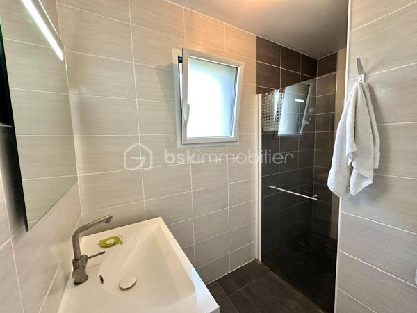 BRIEC / LESTONAN – LIMITE ERGUÉ-GABÉRIC – MAISON CONTEMPORAINE DE 2015 – 4 CHAMBRES DONT SUITE PARENTALE AU REZ-DE-CHAUSSÉE – TERRASSE EN IPÉ D’ENVIRON 40 M² – TERRAIN PAYSAGÉ D’ENVIRON 1 200 M² – GARAGE AVEC MEZZANINE – POMPE À CHALEUR – CHAUFFAGE AU SOL – PORTAIL ÉLECTRIQUE – VUE DÉGAGÉE SUR LA CAMPAGNE – DPE A.

**** Construction 2015 RT 2012 – 4 chambres – vie de plain-pied – terrasse en ipé – terrain paysagé – vue campagne – DPE A. ****

Gino DUPUY vous propose, sur le secteur de Briec / Lestonan, à proximité immédiate d’Ergué-Gabéric et à seulement quelques minutes de Quimper, cette maison contemporaine construite en 2015 selon la réglementation RT 2012.

Du premier rayon de soleil au dernier, cette maison profite d’une belle luminosité et d’un environnement verdoyant avec une vue dégagée sur la campagne.
Développant environ 120 m² au sol pour environ 106 m² Carrez, elle offre une distribution fonctionnelle permettant notamment une véritable vie de plain-pied.

**Au rez-de-chaussée :**

L’entrée dessert une belle pièce de vie lumineuse, largement ouverte sur l’extérieur et donnant directement accès à une terrasse en bois exotique Ipé d’environ 40 m².
La cuisine aménagée et équipée s’intègre naturellement à cet espace convivial.
Le niveau accueille également une suite parentale avec salle d’eau, ainsi qu’un WC indépendant.
Un cellier et un garage avec mezzanine complètent cet espace.

**À l’étage :**

L’espace nuit se compose de trois chambres supplémentaires ainsi que d’une salle de bains avec WC.
La maison dispose ainsi de quatre chambres au total, avec une organisation adaptée aussi bien à une vie familiale qu’au télétravail ou à l’accueil d’invités.

**À l’extérieur :**

La maison est implantée sur un terrain clos, arboré et paysagé d’environ 1 200 m².
La terrasse en Ipé d’environ 40 m² prolonge agréablement la pièce de vie et permet de profiter pleinement de l’environnement et de la vue sur la campagne.
Une grande cour enrobée permet le stationnement de 5 à 6 véhicules.
L’accès à la propriété s’effectue par un portail coulissant électrique.

**Côté prestations :**

– Construction de 2015  
– Réglementation thermique RT 2012  
– Environ 120 m² au sol / 106 m² Carrez  
– 4 chambres dont une suite parentale au rez-de-chaussée  
– Cuisine aménagée et équipée  
– Pompe à chaleur Air-Eau
– Chauffage au sol  
– DPE A , Excellent !
– Garage avec mezzanine  
– Cellier  
– Terrasse en bois Ipé d’environ 40 m²  
– Terrain clos, arboré et paysagé d’environ 1 200 m²  
– Portail électrique  
– Stationnement pour 5 à 6 véhicules  
– Vue dégagée sur la campagne
– Assainissement individuel conforme
– Fibre optique
– Toiture ardoises naturelles, crochets inox

**Situation :**

Un emplacement intéressant permettant de conjuguer environnement résidentiel, rural et accessibilité :

– environ 10 minutes d’Ergué-Gabéric bourg
– environ 10 minutes de Briec bourg 
– environ 13 minutes de Quimper centre
– environ 7 minutes de l’accès à la voie express Brest / Lorient

Une maison contemporaine lumineuse, confortable et prête à vivre, bénéficiant d’un environnement agréable tout en restant rapidement connectée aux principaux axes et à Quimper.

PLANS CROQUIS EN FIN D'ANNONCE
Taxe foncière 1175€

- - - Visite uniquement sur rendez-vous - - -

Contact : Gino DUPUY - BSK Immobilier
Votre Conseiller Immobilier sur Quimper et alentours.
Avis de valeur OFFERT dans tout le Finistère Sud.

_________________________________________________

VENTE IMMOBILIÈRE – QUIMPER & Alentours
Échangeons sur votre projet, sans engagement, pour définir la meilleure stratégie de vente.

APPORTEURS D'AFFAIRES
Vous connaissez quelqu'un qui souhaite vendre ou acheter ? Un simple message suffit pour initier un contact, je m'occupe du reste.
Rémunération attractive.

COLLABORATION INTERCABINET
Discutons volontiers d'un partage de mandat ou d'un acheteur en recherche.
_________________________________________________

Honoraires charge vendeur : aucun frais d'agence pour vous.
Le prix affiché est votre prix final hors frais de notaire.