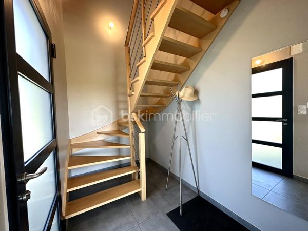 BRIEC / LESTONAN – LIMITE ERGUÉ-GABÉRIC – MAISON CONTEMPORAINE DE 2015 – 4 CHAMBRES DONT SUITE PARENTALE AU REZ-DE-CHAUSSÉE – TERRASSE EN IPÉ D’ENVIRON 40 M² – TERRAIN PAYSAGÉ D’ENVIRON 1 200 M² – GARAGE AVEC MEZZANINE – POMPE À CHALEUR – CHAUFFAGE AU SOL – PORTAIL ÉLECTRIQUE – VUE DÉGAGÉE SUR LA CAMPAGNE – DPE A.

**** Construction 2015 RT 2012 – 4 chambres – vie de plain-pied – terrasse en ipé – terrain paysagé – vue campagne – DPE A. ****

Gino DUPUY vous propose, sur le secteur de Briec / Lestonan, à proximité immédiate d’Ergué-Gabéric et à seulement quelques minutes de Quimper, cette maison contemporaine construite en 2015 selon la réglementation RT 2012.

Du premier rayon de soleil au dernier, cette maison profite d’une belle luminosité et d’un environnement verdoyant avec une vue dégagée sur la campagne.
Développant environ 120 m² au sol pour environ 106 m² Carrez, elle offre une distribution fonctionnelle permettant notamment une véritable vie de plain-pied.

**Au rez-de-chaussée :**

L’entrée dessert une belle pièce de vie lumineuse, largement ouverte sur l’extérieur et donnant directement accès à une terrasse en bois exotique Ipé d’environ 40 m².
La cuisine aménagée et équipée s’intègre naturellement à cet espace convivial.
Le niveau accueille également une suite parentale avec salle d’eau, ainsi qu’un WC indépendant.
Un cellier et un garage avec mezzanine complètent cet espace.

**À l’étage :**

L’espace nuit se compose de trois chambres supplémentaires ainsi que d’une salle de bains avec WC.
La maison dispose ainsi de quatre chambres au total, avec une organisation adaptée aussi bien à une vie familiale qu’au télétravail ou à l’accueil d’invités.

**À l’extérieur :**

La maison est implantée sur un terrain clos, arboré et paysagé d’environ 1 200 m².
La terrasse en Ipé d’environ 40 m² prolonge agréablement la pièce de vie et permet de profiter pleinement de l’environnement et de la vue sur la campagne.
Une grande cour enrobée permet le stationnement de 5 à 6 véhicules.
L’accès à la propriété s’effectue par un portail coulissant électrique.

**Côté prestations :**

– Construction de 2015  
– Réglementation thermique RT 2012  
– Environ 120 m² au sol / 106 m² Carrez  
– 4 chambres dont une suite parentale au rez-de-chaussée  
– Cuisine aménagée et équipée  
– Pompe à chaleur Air-Eau
– Chauffage au sol  
– DPE A , Excellent !
– Garage avec mezzanine  
– Cellier  
– Terrasse en bois Ipé d’environ 40 m²  
– Terrain clos, arboré et paysagé d’environ 1 200 m²  
– Portail électrique  
– Stationnement pour 5 à 6 véhicules  
– Vue dégagée sur la campagne
– Assainissement individuel conforme
– Fibre optique
– Toiture ardoises naturelles, crochets inox

**Situation :**

Un emplacement intéressant permettant de conjuguer environnement résidentiel, rural et accessibilité :

– environ 10 minutes d’Ergué-Gabéric bourg
– environ 10 minutes de Briec bourg 
– environ 13 minutes de Quimper centre
– environ 7 minutes de l’accès à la voie express Brest / Lorient

Une maison contemporaine lumineuse, confortable et prête à vivre, bénéficiant d’un environnement agréable tout en restant rapidement connectée aux principaux axes et à Quimper.

PLANS CROQUIS EN FIN D'ANNONCE
Taxe foncière 1175€

- - - Visite uniquement sur rendez-vous - - -

Contact : Gino DUPUY - BSK Immobilier
Votre Conseiller Immobilier sur Quimper et alentours.
Avis de valeur OFFERT dans tout le Finistère Sud.

_________________________________________________

VENTE IMMOBILIÈRE – QUIMPER & Alentours
Échangeons sur votre projet, sans engagement, pour définir la meilleure stratégie de vente.

APPORTEURS D'AFFAIRES
Vous connaissez quelqu'un qui souhaite vendre ou acheter ? Un simple message suffit pour initier un contact, je m'occupe du reste.
Rémunération attractive.

COLLABORATION INTERCABINET
Discutons volontiers d'un partage de mandat ou d'un acheteur en recherche.
_________________________________________________

Honoraires charge vendeur : aucun frais d'agence pour vous.
Le prix affiché est votre prix final hors frais de notaire.