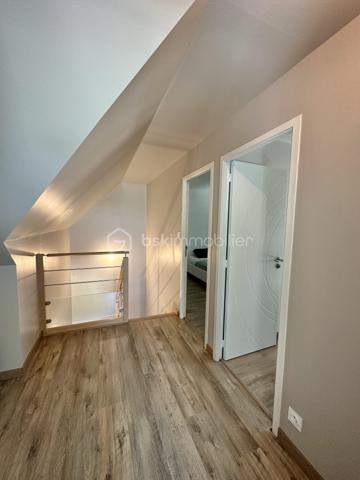 BRIEC / LESTONAN – LIMITE ERGUÉ-GABÉRIC – MAISON CONTEMPORAINE DE 2015 – 4 CHAMBRES DONT SUITE PARENTALE AU REZ-DE-CHAUSSÉE – TERRASSE EN IPÉ D’ENVIRON 40 M² – TERRAIN PAYSAGÉ D’ENVIRON 1 200 M² – GARAGE AVEC MEZZANINE – POMPE À CHALEUR – CHAUFFAGE AU SOL – PORTAIL ÉLECTRIQUE – VUE DÉGAGÉE SUR LA CAMPAGNE – DPE A.

**** Construction 2015 RT 2012 – 4 chambres – vie de plain-pied – terrasse en ipé – terrain paysagé – vue campagne – DPE A. ****

Gino DUPUY vous propose, sur le secteur de Briec / Lestonan, à proximité immédiate d’Ergué-Gabéric et à seulement quelques minutes de Quimper, cette maison contemporaine construite en 2015 selon la réglementation RT 2012.

Du premier rayon de soleil au dernier, cette maison profite d’une belle luminosité et d’un environnement verdoyant avec une vue dégagée sur la campagne.
Développant environ 120 m² au sol pour environ 106 m² Carrez, elle offre une distribution fonctionnelle permettant notamment une véritable vie de plain-pied.

**Au rez-de-chaussée :**

L’entrée dessert une belle pièce de vie lumineuse, largement ouverte sur l’extérieur et donnant directement accès à une terrasse en bois exotique Ipé d’environ 40 m².
La cuisine aménagée et équipée s’intègre naturellement à cet espace convivial.
Le niveau accueille également une suite parentale avec salle d’eau, ainsi qu’un WC indépendant.
Un cellier et un garage avec mezzanine complètent cet espace.

**À l’étage :**

L’espace nuit se compose de trois chambres supplémentaires ainsi que d’une salle de bains avec WC.
La maison dispose ainsi de quatre chambres au total, avec une organisation adaptée aussi bien à une vie familiale qu’au télétravail ou à l’accueil d’invités.

**À l’extérieur :**

La maison est implantée sur un terrain clos, arboré et paysagé d’environ 1 200 m².
La terrasse en Ipé d’environ 40 m² prolonge agréablement la pièce de vie et permet de profiter pleinement de l’environnement et de la vue sur la campagne.
Une grande cour enrobée permet le stationnement de 5 à 6 véhicules.
L’accès à la propriété s’effectue par un portail coulissant électrique.

**Côté prestations :**

– Construction de 2015  
– Réglementation thermique RT 2012  
– Environ 120 m² au sol / 106 m² Carrez  
– 4 chambres dont une suite parentale au rez-de-chaussée  
– Cuisine aménagée et équipée  
– Pompe à chaleur Air-Eau
– Chauffage au sol  
– DPE A , Excellent !
– Garage avec mezzanine  
– Cellier  
– Terrasse en bois Ipé d’environ 40 m²  
– Terrain clos, arboré et paysagé d’environ 1 200 m²  
– Portail électrique  
– Stationnement pour 5 à 6 véhicules  
– Vue dégagée sur la campagne
– Assainissement individuel conforme
– Fibre optique
– Toiture ardoises naturelles, crochets inox

**Situation :**

Un emplacement intéressant permettant de conjuguer environnement résidentiel, rural et accessibilité :

– environ 10 minutes d’Ergué-Gabéric bourg
– environ 10 minutes de Briec bourg 
– environ 13 minutes de Quimper centre
– environ 7 minutes de l’accès à la voie express Brest / Lorient

Une maison contemporaine lumineuse, confortable et prête à vivre, bénéficiant d’un environnement agréable tout en restant rapidement connectée aux principaux axes et à Quimper.

PLANS CROQUIS EN FIN D'ANNONCE
Taxe foncière 1175€

- - - Visite uniquement sur rendez-vous - - -

Contact : Gino DUPUY - BSK Immobilier
Votre Conseiller Immobilier sur Quimper et alentours.
Avis de valeur OFFERT dans tout le Finistère Sud.

_________________________________________________

VENTE IMMOBILIÈRE – QUIMPER & Alentours
Échangeons sur votre projet, sans engagement, pour définir la meilleure stratégie de vente.

APPORTEURS D'AFFAIRES
Vous connaissez quelqu'un qui souhaite vendre ou acheter ? Un simple message suffit pour initier un contact, je m'occupe du reste.
Rémunération attractive.

COLLABORATION INTERCABINET
Discutons volontiers d'un partage de mandat ou d'un acheteur en recherche.
_________________________________________________

Honoraires charge vendeur : aucun frais d'agence pour vous.
Le prix affiché est votre prix final hors frais de notaire.