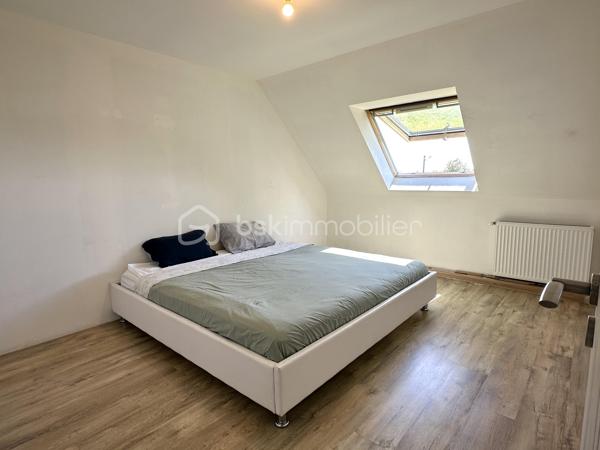 BRIEC / LESTONAN – LIMITE ERGUÉ-GABÉRIC – MAISON CONTEMPORAINE DE 2015 – 4 CHAMBRES DONT SUITE PARENTALE AU REZ-DE-CHAUSSÉE – TERRASSE EN IPÉ D’ENVIRON 40 M² – TERRAIN PAYSAGÉ D’ENVIRON 1 200 M² – GARAGE AVEC MEZZANINE – POMPE À CHALEUR – CHAUFFAGE AU SOL – PORTAIL ÉLECTRIQUE – VUE DÉGAGÉE SUR LA CAMPAGNE – DPE A.

**** Construction 2015 RT 2012 – 4 chambres – vie de plain-pied – terrasse en ipé – terrain paysagé – vue campagne – DPE A. ****

Gino DUPUY vous propose, sur le secteur de Briec / Lestonan, à proximité immédiate d’Ergué-Gabéric et à seulement quelques minutes de Quimper, cette maison contemporaine construite en 2015 selon la réglementation RT 2012.

Du premier rayon de soleil au dernier, cette maison profite d’une belle luminosité et d’un environnement verdoyant avec une vue dégagée sur la campagne.
Développant environ 120 m² au sol pour environ 106 m² Carrez, elle offre une distribution fonctionnelle permettant notamment une véritable vie de plain-pied.

**Au rez-de-chaussée :**

L’entrée dessert une belle pièce de vie lumineuse, largement ouverte sur l’extérieur et donnant directement accès à une terrasse en bois exotique Ipé d’environ 40 m².
La cuisine aménagée et équipée s’intègre naturellement à cet espace convivial.
Le niveau accueille également une suite parentale avec salle d’eau, ainsi qu’un WC indépendant.
Un cellier et un garage avec mezzanine complètent cet espace.

**À l’étage :**

L’espace nuit se compose de trois chambres supplémentaires ainsi que d’une salle de bains avec WC.
La maison dispose ainsi de quatre chambres au total, avec une organisation adaptée aussi bien à une vie familiale qu’au télétravail ou à l’accueil d’invités.

**À l’extérieur :**

La maison est implantée sur un terrain clos, arboré et paysagé d’environ 1 200 m².
La terrasse en Ipé d’environ 40 m² prolonge agréablement la pièce de vie et permet de profiter pleinement de l’environnement et de la vue sur la campagne.
Une grande cour enrobée permet le stationnement de 5 à 6 véhicules.
L’accès à la propriété s’effectue par un portail coulissant électrique.

**Côté prestations :**

– Construction de 2015  
– Réglementation thermique RT 2012  
– Environ 120 m² au sol / 106 m² Carrez  
– 4 chambres dont une suite parentale au rez-de-chaussée  
– Cuisine aménagée et équipée  
– Pompe à chaleur Air-Eau
– Chauffage au sol  
– DPE A , Excellent !
– Garage avec mezzanine  
– Cellier  
– Terrasse en bois Ipé d’environ 40 m²  
– Terrain clos, arboré et paysagé d’environ 1 200 m²  
– Portail électrique  
– Stationnement pour 5 à 6 véhicules  
– Vue dégagée sur la campagne
– Assainissement individuel conforme
– Fibre optique
– Toiture ardoises naturelles, crochets inox

**Situation :**

Un emplacement intéressant permettant de conjuguer environnement résidentiel, rural et accessibilité :

– environ 10 minutes d’Ergué-Gabéric bourg
– environ 10 minutes de Briec bourg 
– environ 13 minutes de Quimper centre
– environ 7 minutes de l’accès à la voie express Brest / Lorient

Une maison contemporaine lumineuse, confortable et prête à vivre, bénéficiant d’un environnement agréable tout en restant rapidement connectée aux principaux axes et à Quimper.

PLANS CROQUIS EN FIN D'ANNONCE
Taxe foncière 1175€

- - - Visite uniquement sur rendez-vous - - -

Contact : Gino DUPUY - BSK Immobilier
Votre Conseiller Immobilier sur Quimper et alentours.
Avis de valeur OFFERT dans tout le Finistère Sud.

_________________________________________________

VENTE IMMOBILIÈRE – QUIMPER & Alentours
Échangeons sur votre projet, sans engagement, pour définir la meilleure stratégie de vente.

APPORTEURS D'AFFAIRES
Vous connaissez quelqu'un qui souhaite vendre ou acheter ? Un simple message suffit pour initier un contact, je m'occupe du reste.
Rémunération attractive.

COLLABORATION INTERCABINET
Discutons volontiers d'un partage de mandat ou d'un acheteur en recherche.
_________________________________________________

Honoraires charge vendeur : aucun frais d'agence pour vous.
Le prix affiché est votre prix final hors frais de notaire.