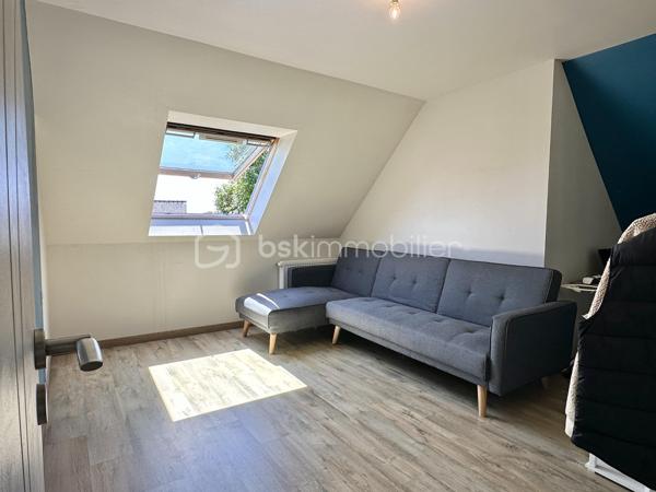 BRIEC / LESTONAN – LIMITE ERGUÉ-GABÉRIC – MAISON CONTEMPORAINE DE 2015 – 4 CHAMBRES DONT SUITE PARENTALE AU REZ-DE-CHAUSSÉE – TERRASSE EN IPÉ D’ENVIRON 40 M² – TERRAIN PAYSAGÉ D’ENVIRON 1 200 M² – GARAGE AVEC MEZZANINE – POMPE À CHALEUR – CHAUFFAGE AU SOL – PORTAIL ÉLECTRIQUE – VUE DÉGAGÉE SUR LA CAMPAGNE – DPE A.

**** Construction 2015 RT 2012 – 4 chambres – vie de plain-pied – terrasse en ipé – terrain paysagé – vue campagne – DPE A. ****

Gino DUPUY vous propose, sur le secteur de Briec / Lestonan, à proximité immédiate d’Ergué-Gabéric et à seulement quelques minutes de Quimper, cette maison contemporaine construite en 2015 selon la réglementation RT 2012.

Du premier rayon de soleil au dernier, cette maison profite d’une belle luminosité et d’un environnement verdoyant avec une vue dégagée sur la campagne.
Développant environ 120 m² au sol pour environ 106 m² Carrez, elle offre une distribution fonctionnelle permettant notamment une véritable vie de plain-pied.

**Au rez-de-chaussée :**

L’entrée dessert une belle pièce de vie lumineuse, largement ouverte sur l’extérieur et donnant directement accès à une terrasse en bois exotique Ipé d’environ 40 m².
La cuisine aménagée et équipée s’intègre naturellement à cet espace convivial.
Le niveau accueille également une suite parentale avec salle d’eau, ainsi qu’un WC indépendant.
Un cellier et un garage avec mezzanine complètent cet espace.

**À l’étage :**

L’espace nuit se compose de trois chambres supplémentaires ainsi que d’une salle de bains avec WC.
La maison dispose ainsi de quatre chambres au total, avec une organisation adaptée aussi bien à une vie familiale qu’au télétravail ou à l’accueil d’invités.

**À l’extérieur :**

La maison est implantée sur un terrain clos, arboré et paysagé d’environ 1 200 m².
La terrasse en Ipé d’environ 40 m² prolonge agréablement la pièce de vie et permet de profiter pleinement de l’environnement et de la vue sur la campagne.
Une grande cour enrobée permet le stationnement de 5 à 6 véhicules.
L’accès à la propriété s’effectue par un portail coulissant électrique.

**Côté prestations :**

– Construction de 2015  
– Réglementation thermique RT 2012  
– Environ 120 m² au sol / 106 m² Carrez  
– 4 chambres dont une suite parentale au rez-de-chaussée  
– Cuisine aménagée et équipée  
– Pompe à chaleur Air-Eau
– Chauffage au sol  
– DPE A , Excellent !
– Garage avec mezzanine  
– Cellier  
– Terrasse en bois Ipé d’environ 40 m²  
– Terrain clos, arboré et paysagé d’environ 1 200 m²  
– Portail électrique  
– Stationnement pour 5 à 6 véhicules  
– Vue dégagée sur la campagne
– Assainissement individuel conforme
– Fibre optique
– Toiture ardoises naturelles, crochets inox

**Situation :**

Un emplacement intéressant permettant de conjuguer environnement résidentiel, rural et accessibilité :

– environ 10 minutes d’Ergué-Gabéric bourg
– environ 10 minutes de Briec bourg 
– environ 13 minutes de Quimper centre
– environ 7 minutes de l’accès à la voie express Brest / Lorient

Une maison contemporaine lumineuse, confortable et prête à vivre, bénéficiant d’un environnement agréable tout en restant rapidement connectée aux principaux axes et à Quimper.

PLANS CROQUIS EN FIN D'ANNONCE
Taxe foncière 1175€

- - - Visite uniquement sur rendez-vous - - -

Contact : Gino DUPUY - BSK Immobilier
Votre Conseiller Immobilier sur Quimper et alentours.
Avis de valeur OFFERT dans tout le Finistère Sud.

_________________________________________________

VENTE IMMOBILIÈRE – QUIMPER & Alentours
Échangeons sur votre projet, sans engagement, pour définir la meilleure stratégie de vente.

APPORTEURS D'AFFAIRES
Vous connaissez quelqu'un qui souhaite vendre ou acheter ? Un simple message suffit pour initier un contact, je m'occupe du reste.
Rémunération attractive.

COLLABORATION INTERCABINET
Discutons volontiers d'un partage de mandat ou d'un acheteur en recherche.
_________________________________________________

Honoraires charge vendeur : aucun frais d'agence pour vous.
Le prix affiché est votre prix final hors frais de notaire.