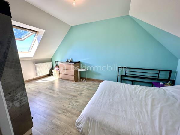 BRIEC / LESTONAN – LIMITE ERGUÉ-GABÉRIC – MAISON CONTEMPORAINE DE 2015 – 4 CHAMBRES DONT SUITE PARENTALE AU REZ-DE-CHAUSSÉE – TERRASSE EN IPÉ D’ENVIRON 40 M² – TERRAIN PAYSAGÉ D’ENVIRON 1 200 M² – GARAGE AVEC MEZZANINE – POMPE À CHALEUR – CHAUFFAGE AU SOL – PORTAIL ÉLECTRIQUE – VUE DÉGAGÉE SUR LA CAMPAGNE – DPE A.

**** Construction 2015 RT 2012 – 4 chambres – vie de plain-pied – terrasse en ipé – terrain paysagé – vue campagne – DPE A. ****

Gino DUPUY vous propose, sur le secteur de Briec / Lestonan, à proximité immédiate d’Ergué-Gabéric et à seulement quelques minutes de Quimper, cette maison contemporaine construite en 2015 selon la réglementation RT 2012.

Du premier rayon de soleil au dernier, cette maison profite d’une belle luminosité et d’un environnement verdoyant avec une vue dégagée sur la campagne.
Développant environ 120 m² au sol pour environ 106 m² Carrez, elle offre une distribution fonctionnelle permettant notamment une véritable vie de plain-pied.

**Au rez-de-chaussée :**

L’entrée dessert une belle pièce de vie lumineuse, largement ouverte sur l’extérieur et donnant directement accès à une terrasse en bois exotique Ipé d’environ 40 m².
La cuisine aménagée et équipée s’intègre naturellement à cet espace convivial.
Le niveau accueille également une suite parentale avec salle d’eau, ainsi qu’un WC indépendant.
Un cellier et un garage avec mezzanine complètent cet espace.

**À l’étage :**

L’espace nuit se compose de trois chambres supplémentaires ainsi que d’une salle de bains avec WC.
La maison dispose ainsi de quatre chambres au total, avec une organisation adaptée aussi bien à une vie familiale qu’au télétravail ou à l’accueil d’invités.

**À l’extérieur :**

La maison est implantée sur un terrain clos, arboré et paysagé d’environ 1 200 m².
La terrasse en Ipé d’environ 40 m² prolonge agréablement la pièce de vie et permet de profiter pleinement de l’environnement et de la vue sur la campagne.
Une grande cour enrobée permet le stationnement de 5 à 6 véhicules.
L’accès à la propriété s’effectue par un portail coulissant électrique.

**Côté prestations :**

– Construction de 2015  
– Réglementation thermique RT 2012  
– Environ 120 m² au sol / 106 m² Carrez  
– 4 chambres dont une suite parentale au rez-de-chaussée  
– Cuisine aménagée et équipée  
– Pompe à chaleur Air-Eau
– Chauffage au sol  
– DPE A , Excellent !
– Garage avec mezzanine  
– Cellier  
– Terrasse en bois Ipé d’environ 40 m²  
– Terrain clos, arboré et paysagé d’environ 1 200 m²  
– Portail électrique  
– Stationnement pour 5 à 6 véhicules  
– Vue dégagée sur la campagne
– Assainissement individuel conforme
– Fibre optique
– Toiture ardoises naturelles, crochets inox

**Situation :**

Un emplacement intéressant permettant de conjuguer environnement résidentiel, rural et accessibilité :

– environ 10 minutes d’Ergué-Gabéric bourg
– environ 10 minutes de Briec bourg 
– environ 13 minutes de Quimper centre
– environ 7 minutes de l’accès à la voie express Brest / Lorient

Une maison contemporaine lumineuse, confortable et prête à vivre, bénéficiant d’un environnement agréable tout en restant rapidement connectée aux principaux axes et à Quimper.

PLANS CROQUIS EN FIN D'ANNONCE
Taxe foncière 1175€

- - - Visite uniquement sur rendez-vous - - -

Contact : Gino DUPUY - BSK Immobilier
Votre Conseiller Immobilier sur Quimper et alentours.
Avis de valeur OFFERT dans tout le Finistère Sud.

_________________________________________________

VENTE IMMOBILIÈRE – QUIMPER & Alentours
Échangeons sur votre projet, sans engagement, pour définir la meilleure stratégie de vente.

APPORTEURS D'AFFAIRES
Vous connaissez quelqu'un qui souhaite vendre ou acheter ? Un simple message suffit pour initier un contact, je m'occupe du reste.
Rémunération attractive.

COLLABORATION INTERCABINET
Discutons volontiers d'un partage de mandat ou d'un acheteur en recherche.
_________________________________________________

Honoraires charge vendeur : aucun frais d'agence pour vous.
Le prix affiché est votre prix final hors frais de notaire.