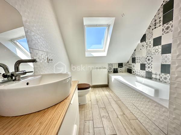 BRIEC / LESTONAN – LIMITE ERGUÉ-GABÉRIC – MAISON CONTEMPORAINE DE 2015 – 4 CHAMBRES DONT SUITE PARENTALE AU REZ-DE-CHAUSSÉE – TERRASSE EN IPÉ D’ENVIRON 40 M² – TERRAIN PAYSAGÉ D’ENVIRON 1 200 M² – GARAGE AVEC MEZZANINE – POMPE À CHALEUR – CHAUFFAGE AU SOL – PORTAIL ÉLECTRIQUE – VUE DÉGAGÉE SUR LA CAMPAGNE – DPE A.

**** Construction 2015 RT 2012 – 4 chambres – vie de plain-pied – terrasse en ipé – terrain paysagé – vue campagne – DPE A. ****

Gino DUPUY vous propose, sur le secteur de Briec / Lestonan, à proximité immédiate d’Ergué-Gabéric et à seulement quelques minutes de Quimper, cette maison contemporaine construite en 2015 selon la réglementation RT 2012.

Du premier rayon de soleil au dernier, cette maison profite d’une belle luminosité et d’un environnement verdoyant avec une vue dégagée sur la campagne.
Développant environ 120 m² au sol pour environ 106 m² Carrez, elle offre une distribution fonctionnelle permettant notamment une véritable vie de plain-pied.

**Au rez-de-chaussée :**

L’entrée dessert une belle pièce de vie lumineuse, largement ouverte sur l’extérieur et donnant directement accès à une terrasse en bois exotique Ipé d’environ 40 m².
La cuisine aménagée et équipée s’intègre naturellement à cet espace convivial.
Le niveau accueille également une suite parentale avec salle d’eau, ainsi qu’un WC indépendant.
Un cellier et un garage avec mezzanine complètent cet espace.

**À l’étage :**

L’espace nuit se compose de trois chambres supplémentaires ainsi que d’une salle de bains avec WC.
La maison dispose ainsi de quatre chambres au total, avec une organisation adaptée aussi bien à une vie familiale qu’au télétravail ou à l’accueil d’invités.

**À l’extérieur :**

La maison est implantée sur un terrain clos, arboré et paysagé d’environ 1 200 m².
La terrasse en Ipé d’environ 40 m² prolonge agréablement la pièce de vie et permet de profiter pleinement de l’environnement et de la vue sur la campagne.
Une grande cour enrobée permet le stationnement de 5 à 6 véhicules.
L’accès à la propriété s’effectue par un portail coulissant électrique.

**Côté prestations :**

– Construction de 2015  
– Réglementation thermique RT 2012  
– Environ 120 m² au sol / 106 m² Carrez  
– 4 chambres dont une suite parentale au rez-de-chaussée  
– Cuisine aménagée et équipée  
– Pompe à chaleur Air-Eau
– Chauffage au sol  
– DPE A , Excellent !
– Garage avec mezzanine  
– Cellier  
– Terrasse en bois Ipé d’environ 40 m²  
– Terrain clos, arboré et paysagé d’environ 1 200 m²  
– Portail électrique  
– Stationnement pour 5 à 6 véhicules  
– Vue dégagée sur la campagne
– Assainissement individuel conforme
– Fibre optique
– Toiture ardoises naturelles, crochets inox

**Situation :**

Un emplacement intéressant permettant de conjuguer environnement résidentiel, rural et accessibilité :

– environ 10 minutes d’Ergué-Gabéric bourg
– environ 10 minutes de Briec bourg 
– environ 13 minutes de Quimper centre
– environ 7 minutes de l’accès à la voie express Brest / Lorient

Une maison contemporaine lumineuse, confortable et prête à vivre, bénéficiant d’un environnement agréable tout en restant rapidement connectée aux principaux axes et à Quimper.

PLANS CROQUIS EN FIN D'ANNONCE
Taxe foncière 1175€

- - - Visite uniquement sur rendez-vous - - -

Contact : Gino DUPUY - BSK Immobilier
Votre Conseiller Immobilier sur Quimper et alentours.
Avis de valeur OFFERT dans tout le Finistère Sud.

_________________________________________________

VENTE IMMOBILIÈRE – QUIMPER & Alentours
Échangeons sur votre projet, sans engagement, pour définir la meilleure stratégie de vente.

APPORTEURS D'AFFAIRES
Vous connaissez quelqu'un qui souhaite vendre ou acheter ? Un simple message suffit pour initier un contact, je m'occupe du reste.
Rémunération attractive.

COLLABORATION INTERCABINET
Discutons volontiers d'un partage de mandat ou d'un acheteur en recherche.
_________________________________________________

Honoraires charge vendeur : aucun frais d'agence pour vous.
Le prix affiché est votre prix final hors frais de notaire.