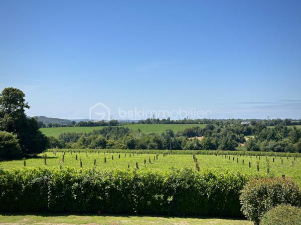 BRIEC / LESTONAN – LIMITE ERGUÉ-GABÉRIC – MAISON CONTEMPORAINE DE 2015 – 4 CHAMBRES DONT SUITE PARENTALE AU REZ-DE-CHAUSSÉE – TERRASSE EN IPÉ D’ENVIRON 40 M² – TERRAIN PAYSAGÉ D’ENVIRON 1 200 M² – GARAGE AVEC MEZZANINE – POMPE À CHALEUR – CHAUFFAGE AU SOL – PORTAIL ÉLECTRIQUE – VUE DÉGAGÉE SUR LA CAMPAGNE – DPE A.

**** Construction 2015 RT 2012 – 4 chambres – vie de plain-pied – terrasse en ipé – terrain paysagé – vue campagne – DPE A. ****

Gino DUPUY vous propose, sur le secteur de Briec / Lestonan, à proximité immédiate d’Ergué-Gabéric et à seulement quelques minutes de Quimper, cette maison contemporaine construite en 2015 selon la réglementation RT 2012.

Du premier rayon de soleil au dernier, cette maison profite d’une belle luminosité et d’un environnement verdoyant avec une vue dégagée sur la campagne.
Développant environ 120 m² au sol pour environ 106 m² Carrez, elle offre une distribution fonctionnelle permettant notamment une véritable vie de plain-pied.

**Au rez-de-chaussée :**

L’entrée dessert une belle pièce de vie lumineuse, largement ouverte sur l’extérieur et donnant directement accès à une terrasse en bois exotique Ipé d’environ 40 m².
La cuisine aménagée et équipée s’intègre naturellement à cet espace convivial.
Le niveau accueille également une suite parentale avec salle d’eau, ainsi qu’un WC indépendant.
Un cellier et un garage avec mezzanine complètent cet espace.

**À l’étage :**

L’espace nuit se compose de trois chambres supplémentaires ainsi que d’une salle de bains avec WC.
La maison dispose ainsi de quatre chambres au total, avec une organisation adaptée aussi bien à une vie familiale qu’au télétravail ou à l’accueil d’invités.

**À l’extérieur :**

La maison est implantée sur un terrain clos, arboré et paysagé d’environ 1 200 m².
La terrasse en Ipé d’environ 40 m² prolonge agréablement la pièce de vie et permet de profiter pleinement de l’environnement et de la vue sur la campagne.
Une grande cour enrobée permet le stationnement de 5 à 6 véhicules.
L’accès à la propriété s’effectue par un portail coulissant électrique.

**Côté prestations :**

– Construction de 2015  
– Réglementation thermique RT 2012  
– Environ 120 m² au sol / 106 m² Carrez  
– 4 chambres dont une suite parentale au rez-de-chaussée  
– Cuisine aménagée et équipée  
– Pompe à chaleur Air-Eau
– Chauffage au sol  
– DPE A , Excellent !
– Garage avec mezzanine  
– Cellier  
– Terrasse en bois Ipé d’environ 40 m²  
– Terrain clos, arboré et paysagé d’environ 1 200 m²  
– Portail électrique  
– Stationnement pour 5 à 6 véhicules  
– Vue dégagée sur la campagne
– Assainissement individuel conforme
– Fibre optique
– Toiture ardoises naturelles, crochets inox

**Situation :**

Un emplacement intéressant permettant de conjuguer environnement résidentiel, rural et accessibilité :

– environ 10 minutes d’Ergué-Gabéric bourg
– environ 10 minutes de Briec bourg 
– environ 13 minutes de Quimper centre
– environ 7 minutes de l’accès à la voie express Brest / Lorient

Une maison contemporaine lumineuse, confortable et prête à vivre, bénéficiant d’un environnement agréable tout en restant rapidement connectée aux principaux axes et à Quimper.

PLANS CROQUIS EN FIN D'ANNONCE
Taxe foncière 1175€

- - - Visite uniquement sur rendez-vous - - -

Contact : Gino DUPUY - BSK Immobilier
Votre Conseiller Immobilier sur Quimper et alentours.
Avis de valeur OFFERT dans tout le Finistère Sud.

_________________________________________________

VENTE IMMOBILIÈRE – QUIMPER & Alentours
Échangeons sur votre projet, sans engagement, pour définir la meilleure stratégie de vente.

APPORTEURS D'AFFAIRES
Vous connaissez quelqu'un qui souhaite vendre ou acheter ? Un simple message suffit pour initier un contact, je m'occupe du reste.
Rémunération attractive.

COLLABORATION INTERCABINET
Discutons volontiers d'un partage de mandat ou d'un acheteur en recherche.
_________________________________________________

Honoraires charge vendeur : aucun frais d'agence pour vous.
Le prix affiché est votre prix final hors frais de notaire.