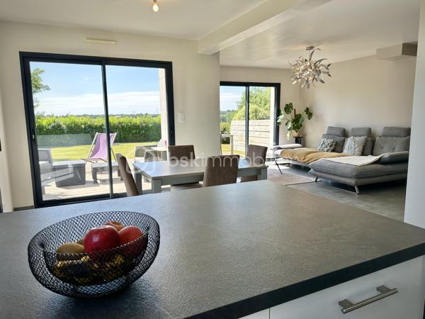 BRIEC / LESTONAN – LIMITE ERGUÉ-GABÉRIC – MAISON CONTEMPORAINE DE 2015 – 4 CHAMBRES DONT SUITE PARENTALE AU REZ-DE-CHAUSSÉE – TERRASSE EN IPÉ D’ENVIRON 40 M² – TERRAIN PAYSAGÉ D’ENVIRON 1 200 M² – GARAGE AVEC MEZZANINE – POMPE À CHALEUR – CHAUFFAGE AU SOL – PORTAIL ÉLECTRIQUE – VUE DÉGAGÉE SUR LA CAMPAGNE – DPE A.

**** Construction 2015 RT 2012 – 4 chambres – vie de plain-pied – terrasse en ipé – terrain paysagé – vue campagne – DPE A. ****

Gino DUPUY vous propose, sur le secteur de Briec / Lestonan, à proximité immédiate d’Ergué-Gabéric et à seulement quelques minutes de Quimper, cette maison contemporaine construite en 2015 selon la réglementation RT 2012.

Du premier rayon de soleil au dernier, cette maison profite d’une belle luminosité et d’un environnement verdoyant avec une vue dégagée sur la campagne.
Développant environ 120 m² au sol pour environ 106 m² Carrez, elle offre une distribution fonctionnelle permettant notamment une véritable vie de plain-pied.

**Au rez-de-chaussée :**

L’entrée dessert une belle pièce de vie lumineuse, largement ouverte sur l’extérieur et donnant directement accès à une terrasse en bois exotique Ipé d’environ 40 m².
La cuisine aménagée et équipée s’intègre naturellement à cet espace convivial.
Le niveau accueille également une suite parentale avec salle d’eau, ainsi qu’un WC indépendant.
Un cellier et un garage avec mezzanine complètent cet espace.

**À l’étage :**

L’espace nuit se compose de trois chambres supplémentaires ainsi que d’une salle de bains avec WC.
La maison dispose ainsi de quatre chambres au total, avec une organisation adaptée aussi bien à une vie familiale qu’au télétravail ou à l’accueil d’invités.

**À l’extérieur :**

La maison est implantée sur un terrain clos, arboré et paysagé d’environ 1 200 m².
La terrasse en Ipé d’environ 40 m² prolonge agréablement la pièce de vie et permet de profiter pleinement de l’environnement et de la vue sur la campagne.
Une grande cour enrobée permet le stationnement de 5 à 6 véhicules.
L’accès à la propriété s’effectue par un portail coulissant électrique.

**Côté prestations :**

– Construction de 2015  
– Réglementation thermique RT 2012  
– Environ 120 m² au sol / 106 m² Carrez  
– 4 chambres dont une suite parentale au rez-de-chaussée  
– Cuisine aménagée et équipée  
– Pompe à chaleur Air-Eau
– Chauffage au sol  
– DPE A , Excellent !
– Garage avec mezzanine  
– Cellier  
– Terrasse en bois Ipé d’environ 40 m²  
– Terrain clos, arboré et paysagé d’environ 1 200 m²  
– Portail électrique  
– Stationnement pour 5 à 6 véhicules  
– Vue dégagée sur la campagne
– Assainissement individuel conforme
– Fibre optique
– Toiture ardoises naturelles, crochets inox

**Situation :**

Un emplacement intéressant permettant de conjuguer environnement résidentiel, rural et accessibilité :

– environ 10 minutes d’Ergué-Gabéric bourg
– environ 10 minutes de Briec bourg 
– environ 13 minutes de Quimper centre
– environ 7 minutes de l’accès à la voie express Brest / Lorient

Une maison contemporaine lumineuse, confortable et prête à vivre, bénéficiant d’un environnement agréable tout en restant rapidement connectée aux principaux axes et à Quimper.

PLANS CROQUIS EN FIN D'ANNONCE
Taxe foncière 1175€

- - - Visite uniquement sur rendez-vous - - -

Contact : Gino DUPUY - BSK Immobilier
Votre Conseiller Immobilier sur Quimper et alentours.
Avis de valeur OFFERT dans tout le Finistère Sud.

_________________________________________________

VENTE IMMOBILIÈRE – QUIMPER & Alentours
Échangeons sur votre projet, sans engagement, pour définir la meilleure stratégie de vente.

APPORTEURS D'AFFAIRES
Vous connaissez quelqu'un qui souhaite vendre ou acheter ? Un simple message suffit pour initier un contact, je m'occupe du reste.
Rémunération attractive.

COLLABORATION INTERCABINET
Discutons volontiers d'un partage de mandat ou d'un acheteur en recherche.
_________________________________________________

Honoraires charge vendeur : aucun frais d'agence pour vous.
Le prix affiché est votre prix final hors frais de notaire.