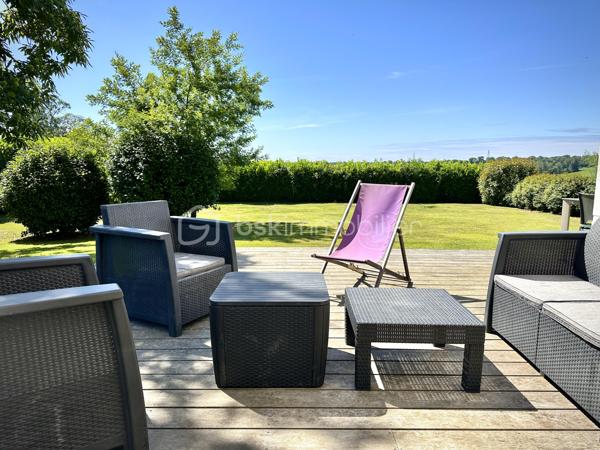 BRIEC / LESTONAN – LIMITE ERGUÉ-GABÉRIC – MAISON CONTEMPORAINE DE 2015 – 4 CHAMBRES DONT SUITE PARENTALE AU REZ-DE-CHAUSSÉE – TERRASSE EN IPÉ D’ENVIRON 40 M² – TERRAIN PAYSAGÉ D’ENVIRON 1 200 M² – GARAGE AVEC MEZZANINE – POMPE À CHALEUR – CHAUFFAGE AU SOL – PORTAIL ÉLECTRIQUE – VUE DÉGAGÉE SUR LA CAMPAGNE – DPE A.

**** Construction 2015 RT 2012 – 4 chambres – vie de plain-pied – terrasse en ipé – terrain paysagé – vue campagne – DPE A. ****

Gino DUPUY vous propose, sur le secteur de Briec / Lestonan, à proximité immédiate d’Ergué-Gabéric et à seulement quelques minutes de Quimper, cette maison contemporaine construite en 2015 selon la réglementation RT 2012.

Du premier rayon de soleil au dernier, cette maison profite d’une belle luminosité et d’un environnement verdoyant avec une vue dégagée sur la campagne.
Développant environ 120 m² au sol pour environ 106 m² Carrez, elle offre une distribution fonctionnelle permettant notamment une véritable vie de plain-pied.

**Au rez-de-chaussée :**

L’entrée dessert une belle pièce de vie lumineuse, largement ouverte sur l’extérieur et donnant directement accès à une terrasse en bois exotique Ipé d’environ 40 m².
La cuisine aménagée et équipée s’intègre naturellement à cet espace convivial.
Le niveau accueille également une suite parentale avec salle d’eau, ainsi qu’un WC indépendant.
Un cellier et un garage avec mezzanine complètent cet espace.

**À l’étage :**

L’espace nuit se compose de trois chambres supplémentaires ainsi que d’une salle de bains avec WC.
La maison dispose ainsi de quatre chambres au total, avec une organisation adaptée aussi bien à une vie familiale qu’au télétravail ou à l’accueil d’invités.

**À l’extérieur :**

La maison est implantée sur un terrain clos, arboré et paysagé d’environ 1 200 m².
La terrasse en Ipé d’environ 40 m² prolonge agréablement la pièce de vie et permet de profiter pleinement de l’environnement et de la vue sur la campagne.
Une grande cour enrobée permet le stationnement de 5 à 6 véhicules.
L’accès à la propriété s’effectue par un portail coulissant électrique.

**Côté prestations :**

– Construction de 2015  
– Réglementation thermique RT 2012  
– Environ 120 m² au sol / 106 m² Carrez  
– 4 chambres dont une suite parentale au rez-de-chaussée  
– Cuisine aménagée et équipée  
– Pompe à chaleur Air-Eau
– Chauffage au sol  
– DPE A , Excellent !
– Garage avec mezzanine  
– Cellier  
– Terrasse en bois Ipé d’environ 40 m²  
– Terrain clos, arboré et paysagé d’environ 1 200 m²  
– Portail électrique  
– Stationnement pour 5 à 6 véhicules  
– Vue dégagée sur la campagne
– Assainissement individuel conforme
– Fibre optique
– Toiture ardoises naturelles, crochets inox

**Situation :**

Un emplacement intéressant permettant de conjuguer environnement résidentiel, rural et accessibilité :

– environ 10 minutes d’Ergué-Gabéric bourg
– environ 10 minutes de Briec bourg 
– environ 13 minutes de Quimper centre
– environ 7 minutes de l’accès à la voie express Brest / Lorient

Une maison contemporaine lumineuse, confortable et prête à vivre, bénéficiant d’un environnement agréable tout en restant rapidement connectée aux principaux axes et à Quimper.

PLANS CROQUIS EN FIN D'ANNONCE
Taxe foncière 1175€

- - - Visite uniquement sur rendez-vous - - -

Contact : Gino DUPUY - BSK Immobilier
Votre Conseiller Immobilier sur Quimper et alentours.
Avis de valeur OFFERT dans tout le Finistère Sud.

_________________________________________________

VENTE IMMOBILIÈRE – QUIMPER & Alentours
Échangeons sur votre projet, sans engagement, pour définir la meilleure stratégie de vente.

APPORTEURS D'AFFAIRES
Vous connaissez quelqu'un qui souhaite vendre ou acheter ? Un simple message suffit pour initier un contact, je m'occupe du reste.
Rémunération attractive.

COLLABORATION INTERCABINET
Discutons volontiers d'un partage de mandat ou d'un acheteur en recherche.
_________________________________________________

Honoraires charge vendeur : aucun frais d'agence pour vous.
Le prix affiché est votre prix final hors frais de notaire.