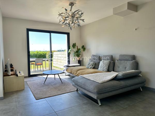 BRIEC / LESTONAN – LIMITE ERGUÉ-GABÉRIC – MAISON CONTEMPORAINE DE 2015 – 4 CHAMBRES DONT SUITE PARENTALE AU REZ-DE-CHAUSSÉE – TERRASSE EN IPÉ D’ENVIRON 40 M² – TERRAIN PAYSAGÉ D’ENVIRON 1 200 M² – GARAGE AVEC MEZZANINE – POMPE À CHALEUR – CHAUFFAGE AU SOL – PORTAIL ÉLECTRIQUE – VUE DÉGAGÉE SUR LA CAMPAGNE – DPE A.

**** Construction 2015 RT 2012 – 4 chambres – vie de plain-pied – terrasse en ipé – terrain paysagé – vue campagne – DPE A. ****

Gino DUPUY vous propose, sur le secteur de Briec / Lestonan, à proximité immédiate d’Ergué-Gabéric et à seulement quelques minutes de Quimper, cette maison contemporaine construite en 2015 selon la réglementation RT 2012.

Du premier rayon de soleil au dernier, cette maison profite d’une belle luminosité et d’un environnement verdoyant avec une vue dégagée sur la campagne.
Développant environ 120 m² au sol pour environ 106 m² Carrez, elle offre une distribution fonctionnelle permettant notamment une véritable vie de plain-pied.

**Au rez-de-chaussée :**

L’entrée dessert une belle pièce de vie lumineuse, largement ouverte sur l’extérieur et donnant directement accès à une terrasse en bois exotique Ipé d’environ 40 m².
La cuisine aménagée et équipée s’intègre naturellement à cet espace convivial.
Le niveau accueille également une suite parentale avec salle d’eau, ainsi qu’un WC indépendant.
Un cellier et un garage avec mezzanine complètent cet espace.

**À l’étage :**

L’espace nuit se compose de trois chambres supplémentaires ainsi que d’une salle de bains avec WC.
La maison dispose ainsi de quatre chambres au total, avec une organisation adaptée aussi bien à une vie familiale qu’au télétravail ou à l’accueil d’invités.

**À l’extérieur :**

La maison est implantée sur un terrain clos, arboré et paysagé d’environ 1 200 m².
La terrasse en Ipé d’environ 40 m² prolonge agréablement la pièce de vie et permet de profiter pleinement de l’environnement et de la vue sur la campagne.
Une grande cour enrobée permet le stationnement de 5 à 6 véhicules.
L’accès à la propriété s’effectue par un portail coulissant électrique.

**Côté prestations :**

– Construction de 2015  
– Réglementation thermique RT 2012  
– Environ 120 m² au sol / 106 m² Carrez  
– 4 chambres dont une suite parentale au rez-de-chaussée  
– Cuisine aménagée et équipée  
– Pompe à chaleur Air-Eau
– Chauffage au sol  
– DPE A , Excellent !
– Garage avec mezzanine  
– Cellier  
– Terrasse en bois Ipé d’environ 40 m²  
– Terrain clos, arboré et paysagé d’environ 1 200 m²  
– Portail électrique  
– Stationnement pour 5 à 6 véhicules  
– Vue dégagée sur la campagne
– Assainissement individuel conforme
– Fibre optique
– Toiture ardoises naturelles, crochets inox

**Situation :**

Un emplacement intéressant permettant de conjuguer environnement résidentiel, rural et accessibilité :

– environ 10 minutes d’Ergué-Gabéric bourg
– environ 10 minutes de Briec bourg 
– environ 13 minutes de Quimper centre
– environ 7 minutes de l’accès à la voie express Brest / Lorient

Une maison contemporaine lumineuse, confortable et prête à vivre, bénéficiant d’un environnement agréable tout en restant rapidement connectée aux principaux axes et à Quimper.

PLANS CROQUIS EN FIN D'ANNONCE
Taxe foncière 1175€

- - - Visite uniquement sur rendez-vous - - -

Contact : Gino DUPUY - BSK Immobilier
Votre Conseiller Immobilier sur Quimper et alentours.
Avis de valeur OFFERT dans tout le Finistère Sud.

_________________________________________________

VENTE IMMOBILIÈRE – QUIMPER & Alentours
Échangeons sur votre projet, sans engagement, pour définir la meilleure stratégie de vente.

APPORTEURS D'AFFAIRES
Vous connaissez quelqu'un qui souhaite vendre ou acheter ? Un simple message suffit pour initier un contact, je m'occupe du reste.
Rémunération attractive.

COLLABORATION INTERCABINET
Discutons volontiers d'un partage de mandat ou d'un acheteur en recherche.
_________________________________________________

Honoraires charge vendeur : aucun frais d'agence pour vous.
Le prix affiché est votre prix final hors frais de notaire.